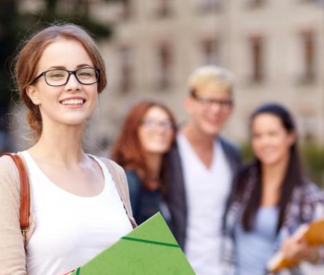 Durch Zusatzunterricht kannst Du an vielen unserer Schulen die Fachhochschulreife erwerben. Auszubildende besucht Zusatzunterricht für die Fachhoschulreife